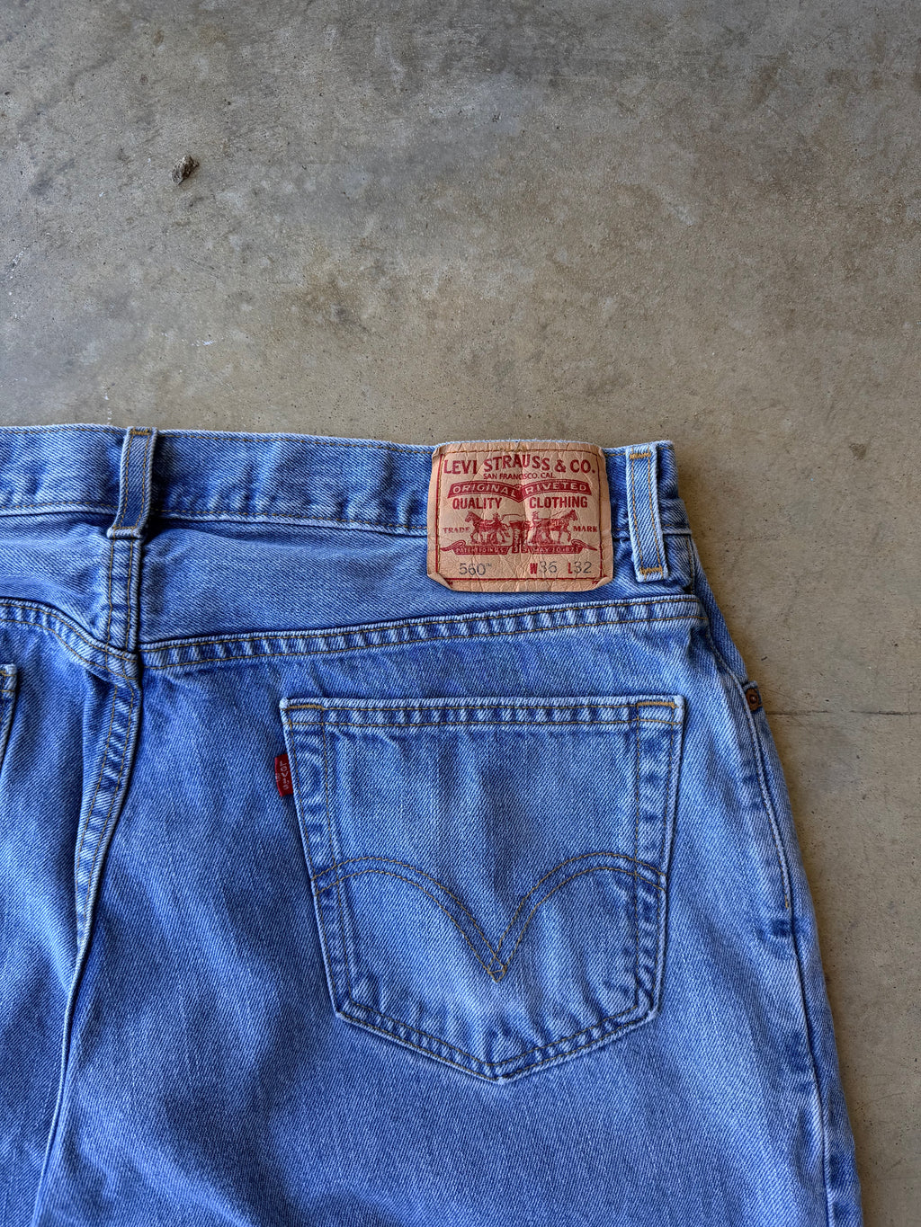 Vintage 2000s Levi’s 560 Medium Wash Jeans - (36)